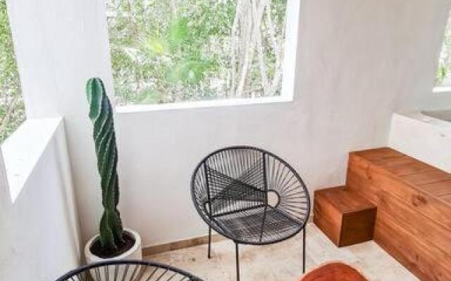 S102 Nadide Luxury PRIVATE JACUZZI STUDIO with a jungle view