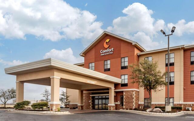 Comfort Inn & Suites Shawnee North near I-40