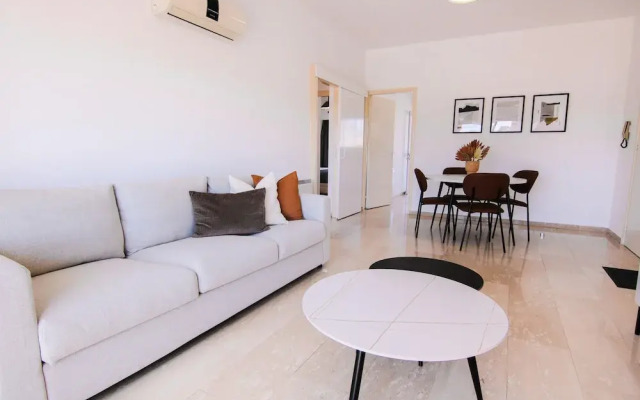 Phaedrus Living: Modern City View Flat Nafi