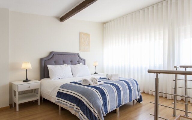 ALTIDO Bright 2BR Apt w/River Views &balcony in Alfama, moments from Santa Apolonia train station