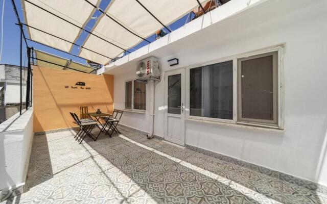 Central Flat With Balcony and Terrace in Muratpasa