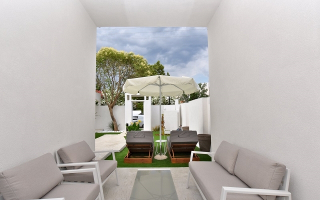 4 Elements Sea Side Luxury Suites - Earth