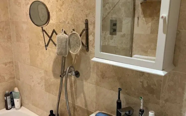 Tranquil 1 Bedroom Apartment With River View