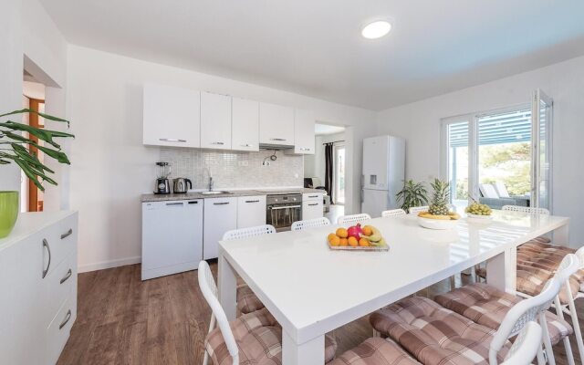 Amazing Home in Brodarica With Wifi and 6 Bedrooms