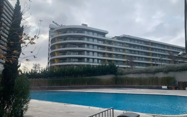 1 1 Balcony Deluxe Apart - Near Mall of Istanbul