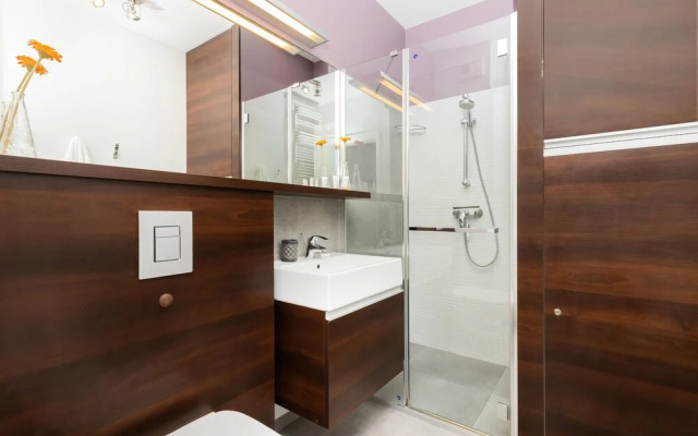 City and Sea View Apartment by Renters