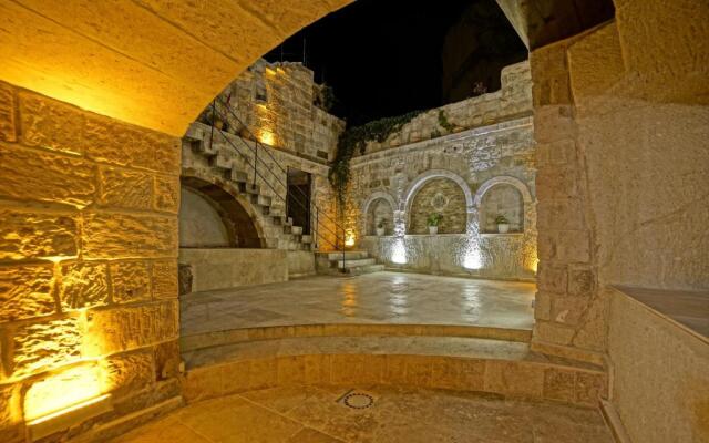 Risus Cave Suites