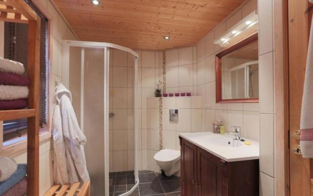 Cabin in Hodlekve with 5 bedrooms & hot tub.