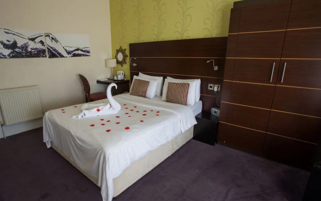 Waterside Boutique Hotel