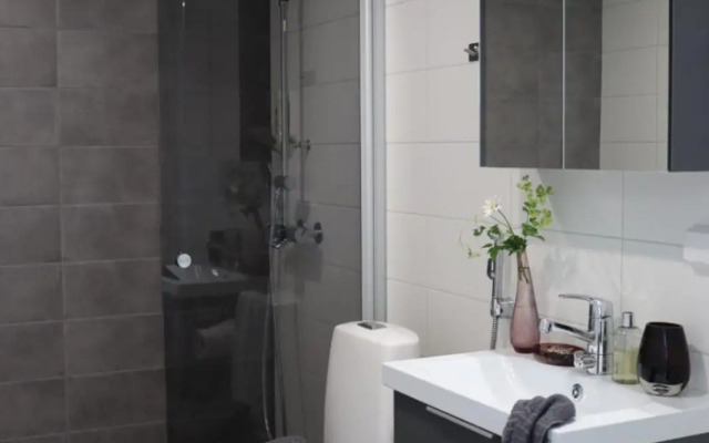 Uusi upea asunto järvinäköalalla ja autohallilla