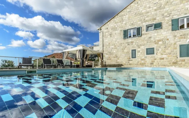 Villa Pave - Six-bedroom Villa With Terrace and Swimming Pool