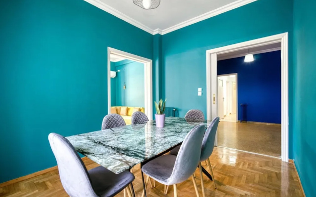 Sunny 2 Bedroom Cozy Apartment View of Parthenon