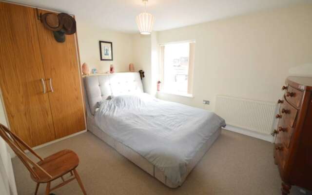 Stylish 2 Bedroom Home Near Bristol