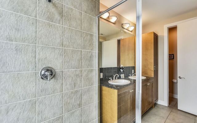 Emerald 707 2 Br condo by RedAwning