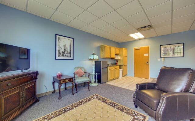 Conference Center & Pond: New Kensington Apartment