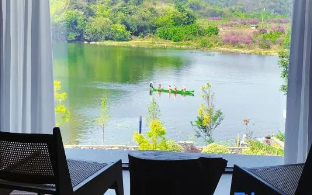 Leisure Courtyard Lake View Homestay