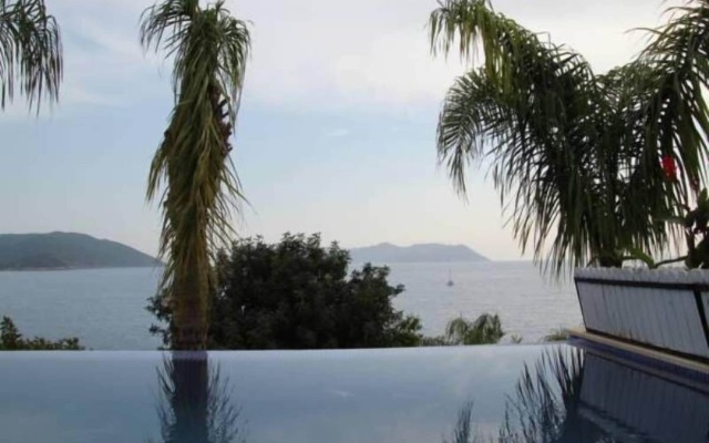 Nur Beach Hotel