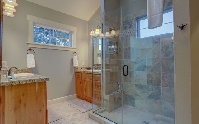 Spacious Five Peaks Home with Soaking Tub and BBQ by RedAwning