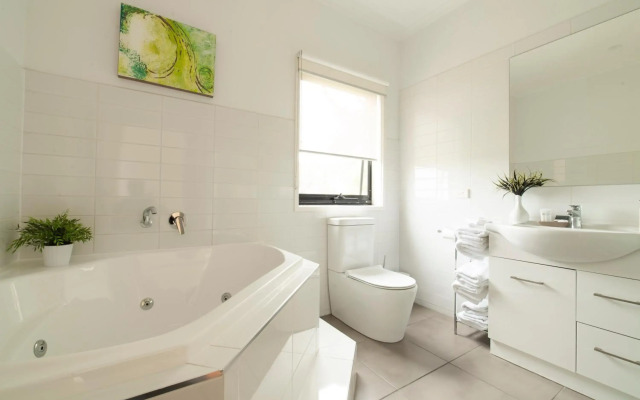 Hilltop Apartments Phillip Island - Adults Only