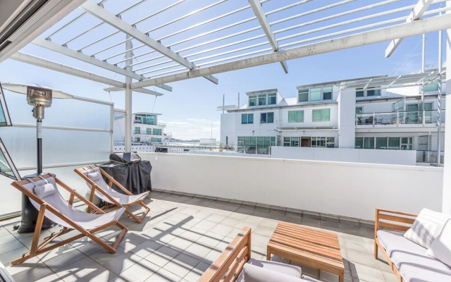 Elegant 2BR Princes Wharf Apartment