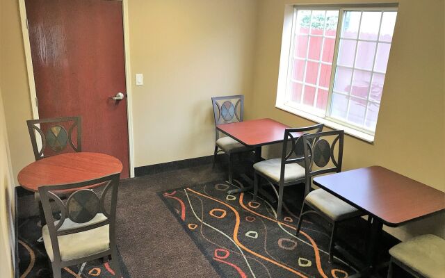 HomeTown Inn & Suites