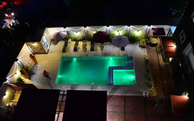 Earl Heights Suites Hotel