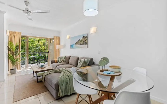 Urban Tropics Modern Resort Apartment – Guest Rooms – Cairns