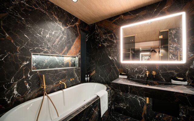 No.4 Carlton Hotel