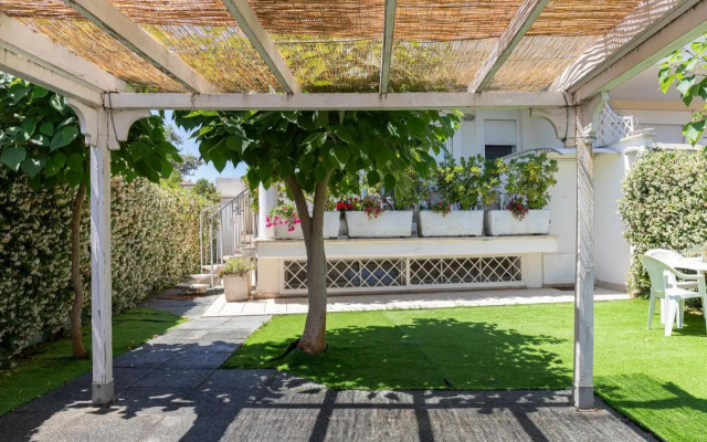 Nice villa only 100m from the beach
