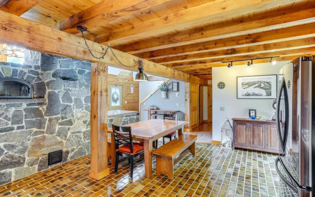 Spacious Wilmington Cabin: Walk to Lake