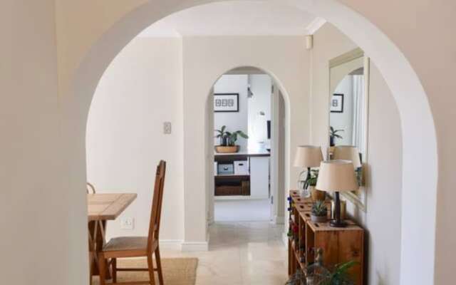 Leafy Hideaway House with Table Mountain Views