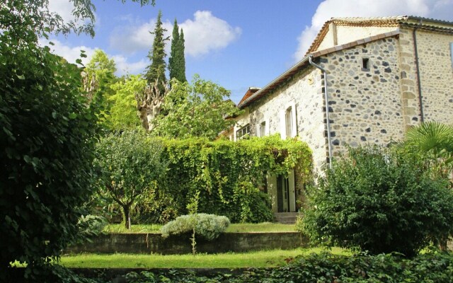 Lovely House with Grass Garden, Shared Swimmingpool, Next To the River Ardèche