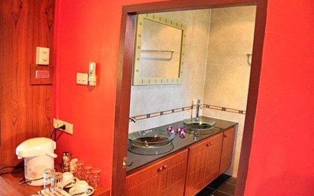 Baan Chayna Hotel