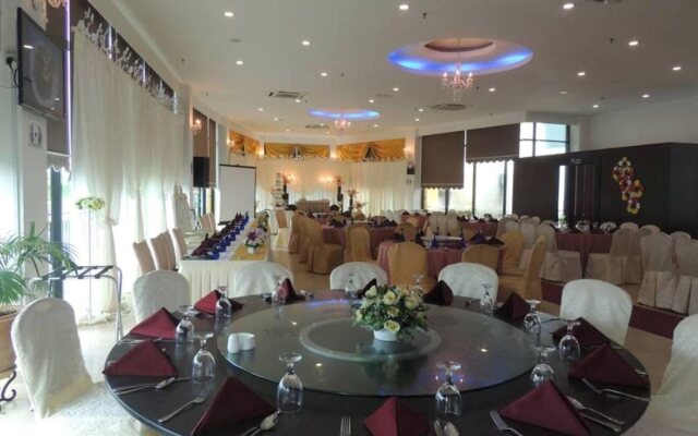 The Regency Waterfront Hotel