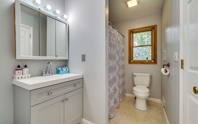 Peaceful Pocono Retreat: Hot Tub & Covered Deck!