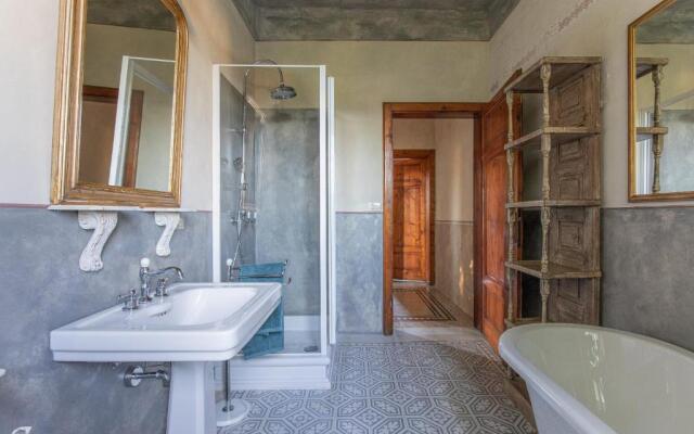 Villa Liberty 1927 with heated pool in the park