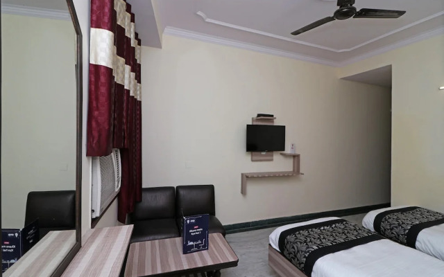 OYO 12419 Hotel Silver Shine