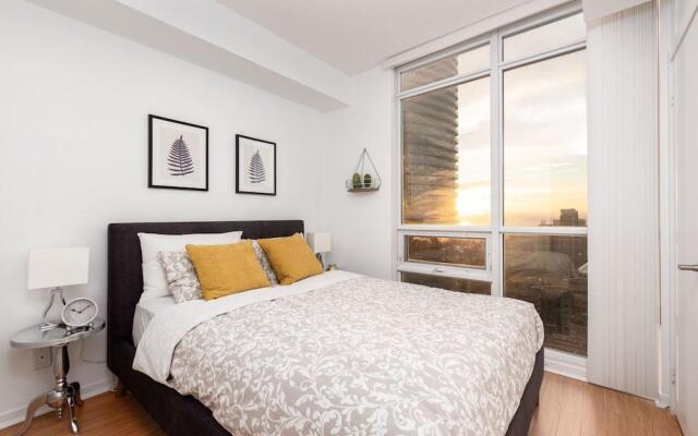 QuickStay - Elegant & Modern Condo, CN Tower Views