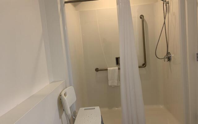 Super 8 by Wyndham Courtenay