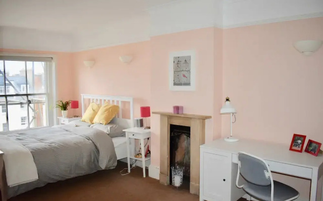 2 Bedroom Brighton Apartment With Sea Views
