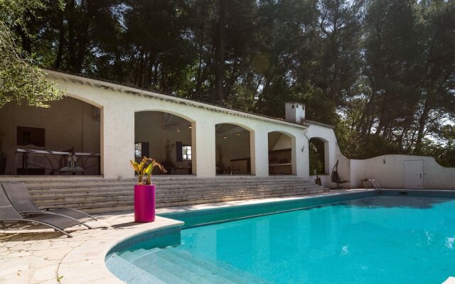 Spacious Villa in La Gaude With Swimming Pool