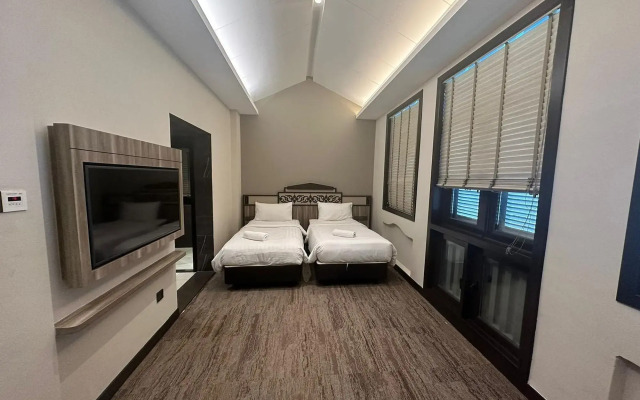 Lion Peak Hotel Hamilton