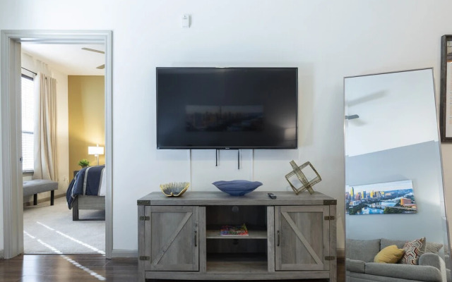 Luxurious & Cozy Midtown Texas Condo