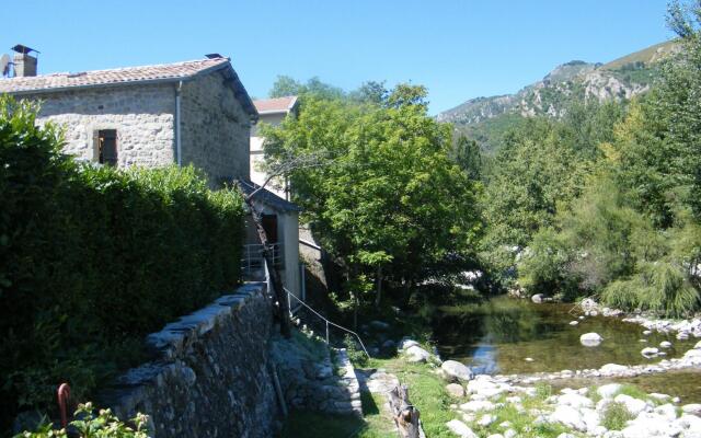 Cozy Holiday Home in La Souche by Le Lignon River