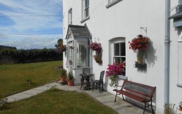 Llansabbath Country Farmhouse B&B