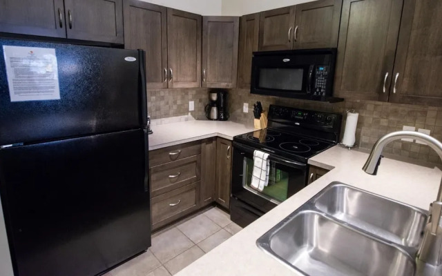 Bright Apartment Facing Pool Area #423