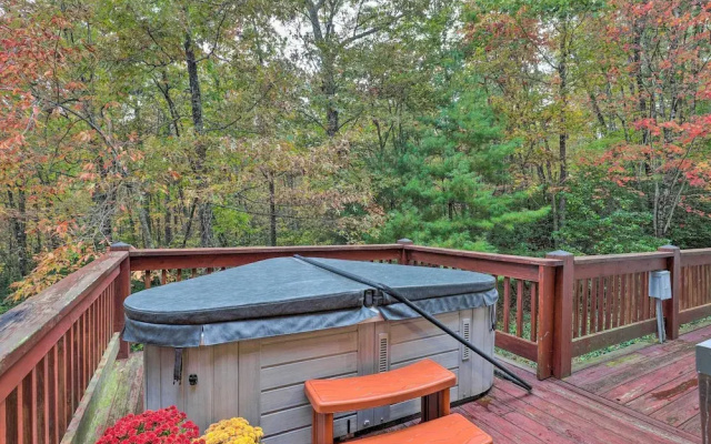 Fletcher Cabin: Wraparound Deck & Pond Access