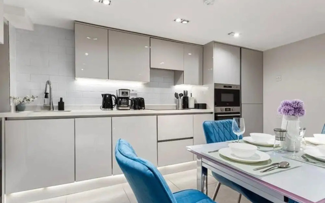 Modern Battersea Apartment - Sleeps 6 & Mini Bar