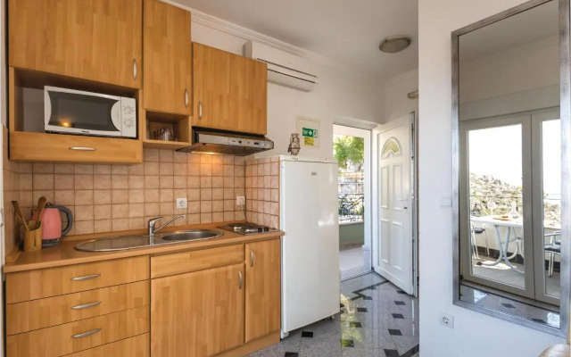 One-Bedroom Apartment Makarska with Sea View 04