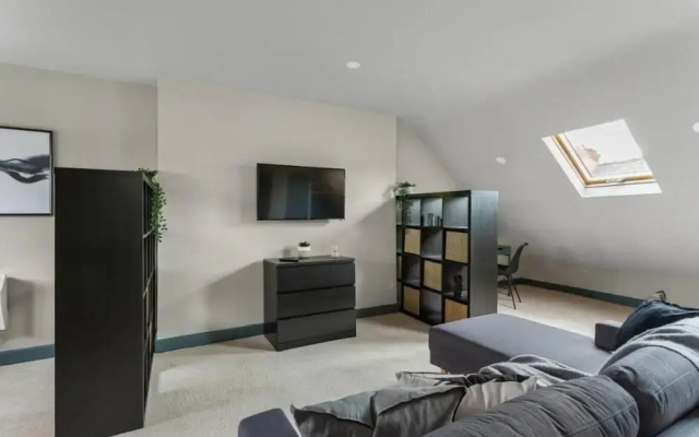 Stunning Very Large Studio in Coventry